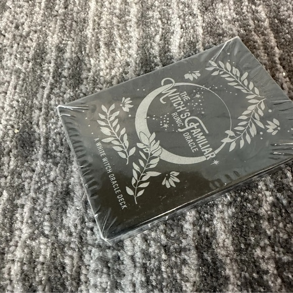 The Witchs Familiar Runic Oracle Card Deck Tarot A White Witch Oracle Deck New - Picture 6 of 9